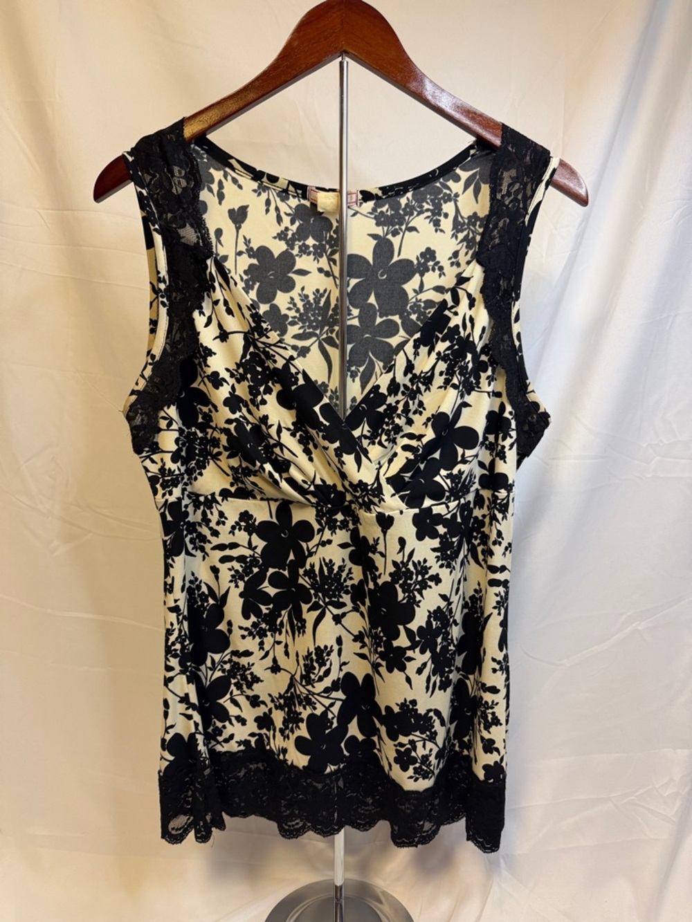 Women’s Black & Cream Floral Lace-Trim Sleeveless Top - XL